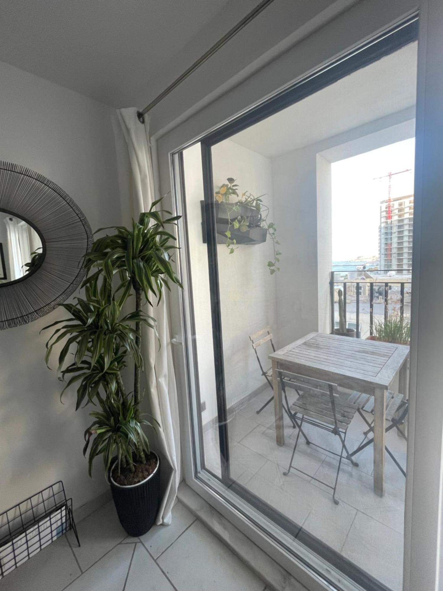 Spacious Seaview Sliema Apt, Steps From Valletta Ferry Exterior photo