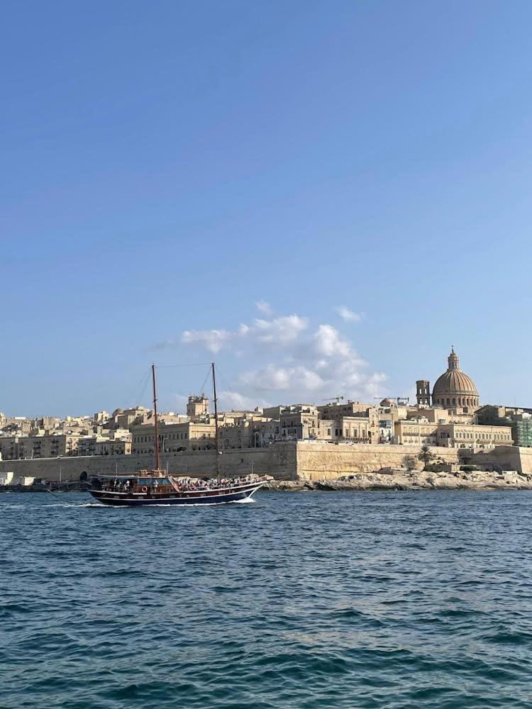 Spacious Seaview Sliema Apt, Steps From Valletta Ferry Exterior photo